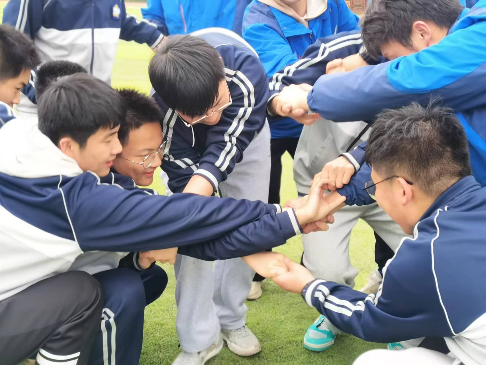 开设户外团体心理课AG真人海头高中：